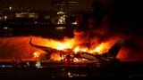 1月2日、羽田空港の滑走路上で海保機と衝突し炎上するJAL機。JAL機の乗員乗客379人は全員脱出したが、海保機の乗員5人が死亡した（写真：ロイター／アフロ）