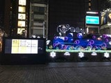 東京・JR新橋駅前「SL広場」のSLもイルミネーションで飾られていた（11月中旬、筆者撮影）
