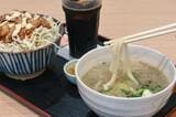 うどんの面は柔らかさとコシが合わさった不思議な食感。関西風のあっさりめのダシとの相性は抜群だ（撮影：大澤誠）