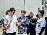 ファーム降格中だった隅田知一郎投手（右）は秋本コーチ（左）に熱心に質問（筆者撮影）