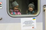 ポーランドの列車に乗ったウクライナの子供たち。窓の下には「避難者は無料」という表示が（撮影：橋爪智之）