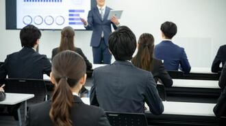 企業説明会に参加する学生たち