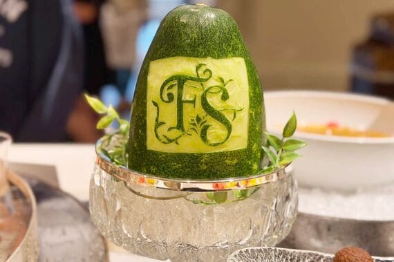 デザートエリアにディスプレイされた、フルーツカービング