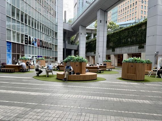 汐留駅と「カレッタ汐留」をつなぐ「亀の広場」