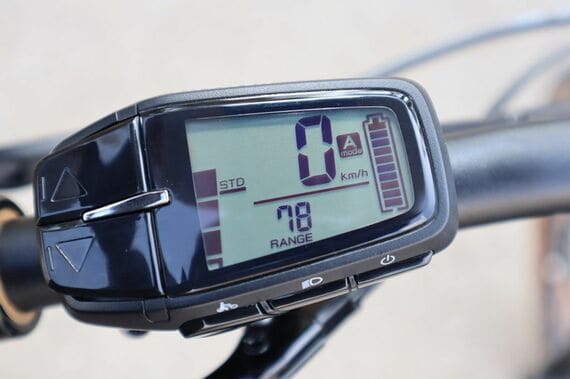 アシストモードやアシスト走行距離などは、多機能メーターに表示