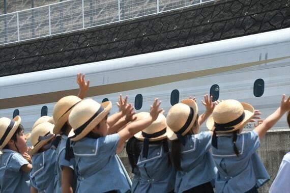 リニア新型車両M10 走行試験出発式 園児お見送り