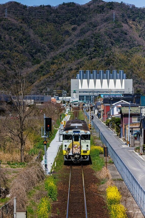 境線 鬼太郎ラッピングの気動車