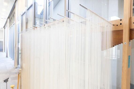 実演で延ばされたそうめんの展示