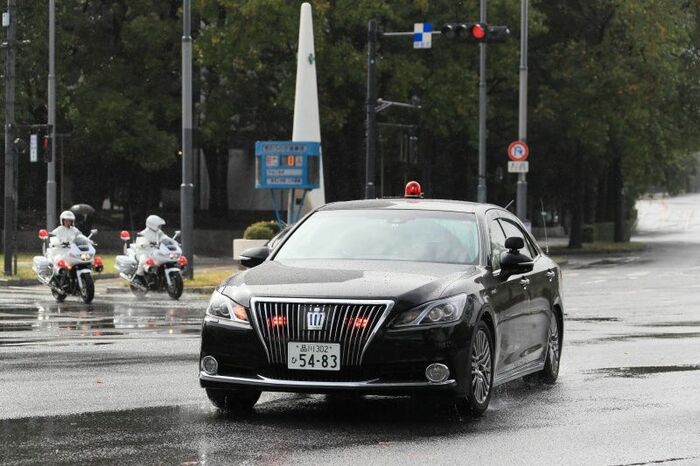 両陛下の警衛車トヨタ クラウンマジェスタ（210系）。 