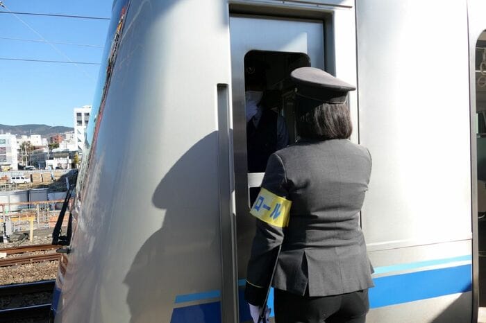 到着する電車の運転士に次々と声をかける