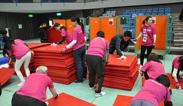 ウィルチェアーラグビー大会後、ボランティアが会場を撤去