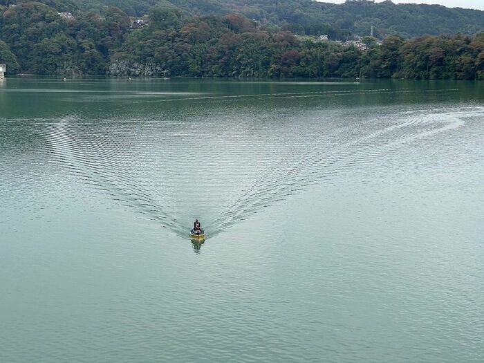 望遠カメラで湖のボートを撮影