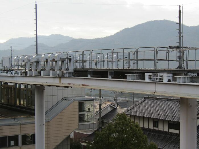 ワイヤーに引っ張られて運行する