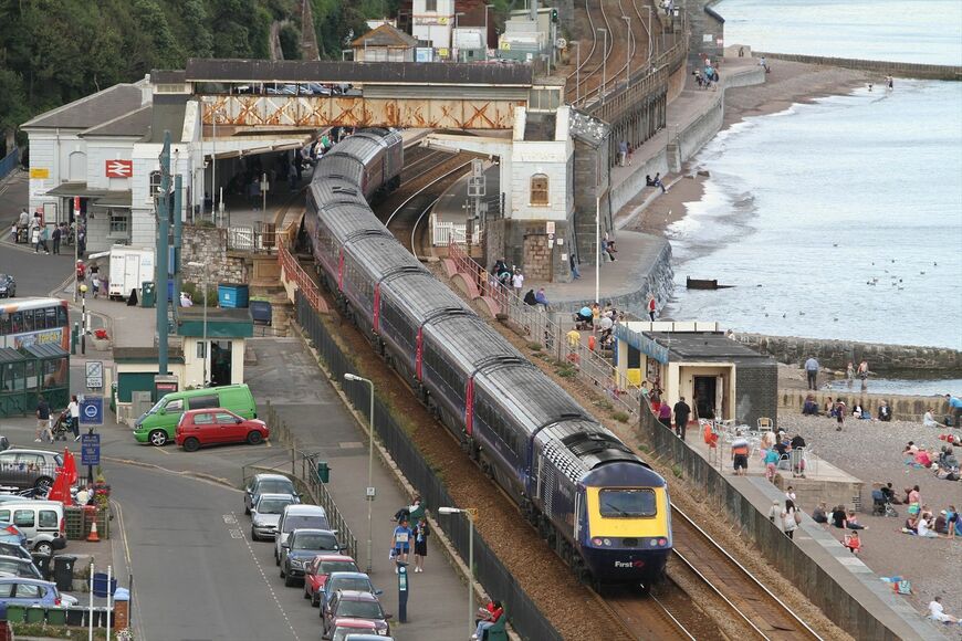 ダウリッシュの海岸沿いを走るグレートウェスタン鉄道のHST（撮影：橋爪智之）