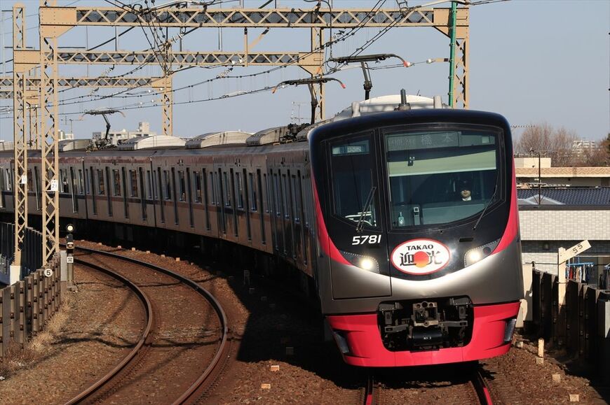「迎光号」のヘッドマークを付けた5000系（撮影：南正時）