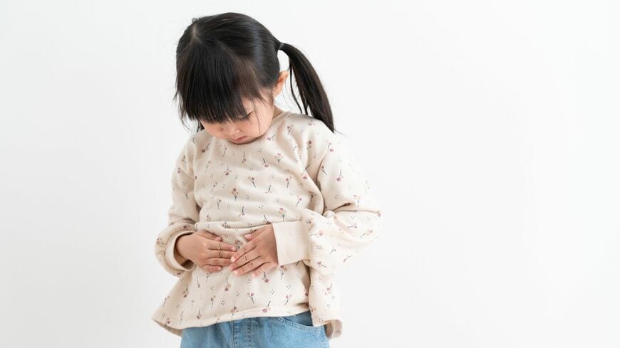 勉強に集中できないなど、いろいろと問題のある子どもの便秘、意外と多いようです（写真：polkadot／PIXTA）