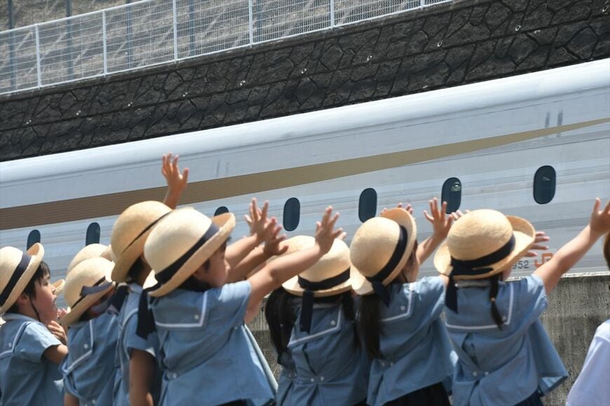リニア新型車両M10に手を振る幼稚園児たち（記者撮影）