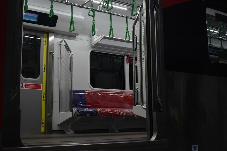 CLI-225型はつり革もE235系を模している（筆者撮影）