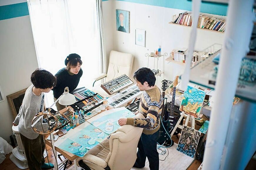 須田さんの部屋を見学するIさんと他の住人