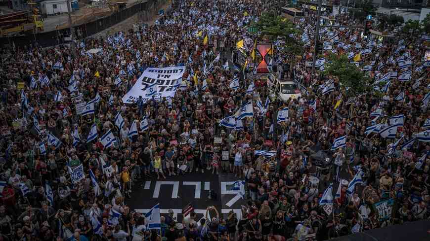 イスラエルで行われたネタニヤフ政権の退陣を求めるデモ（写真：Sergey Ponomarev／The New York Times ）
