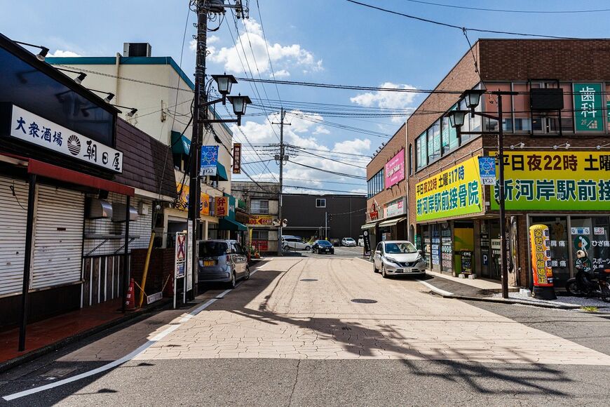 新河岸駅旧駅舎前の商店街
