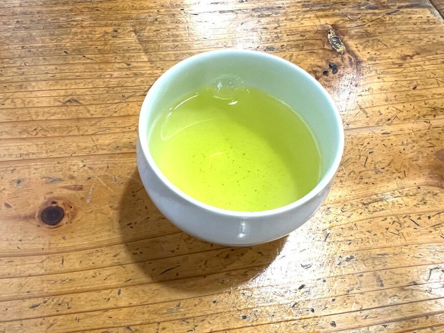 お茶、水はセルフでおかわり自由（筆者撮影）