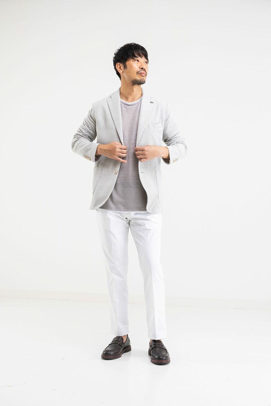 ライトカラーでトーンを揃えた会食コーデ