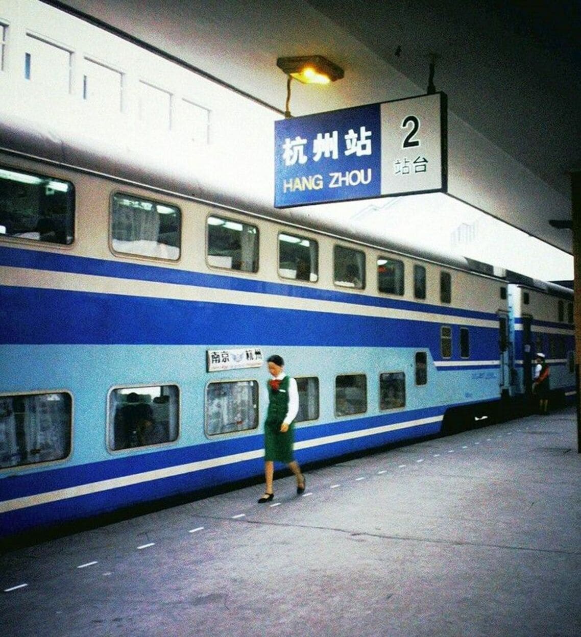 杭州駅に停車する25K型の2階建て車SRZ25K