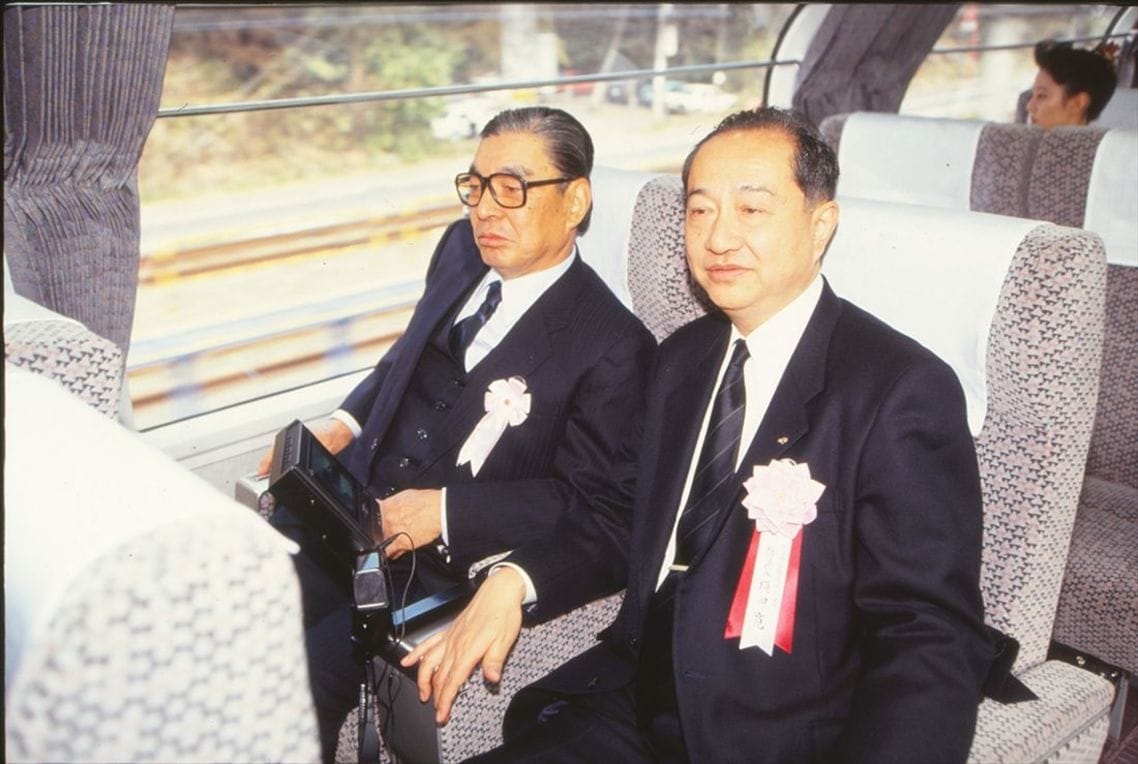 「あさぎり」に試乗するJR東海の須田寛社長（当時・右）