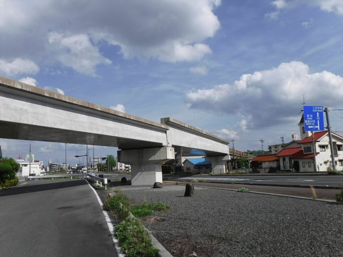 この近代的な架道橋も三江線の跡だ