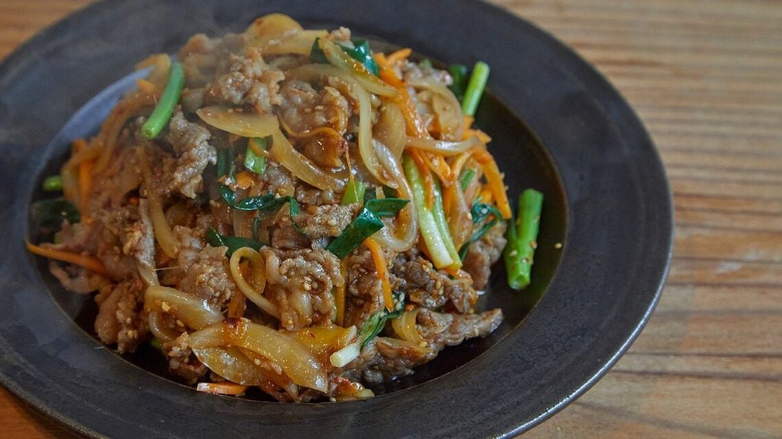 韓国で定番のお惣菜「プルコギ」簡単に作るワザ 肉をタレに漬けておいて野菜と炒めるだけ | LEON | 東洋経済オンライン