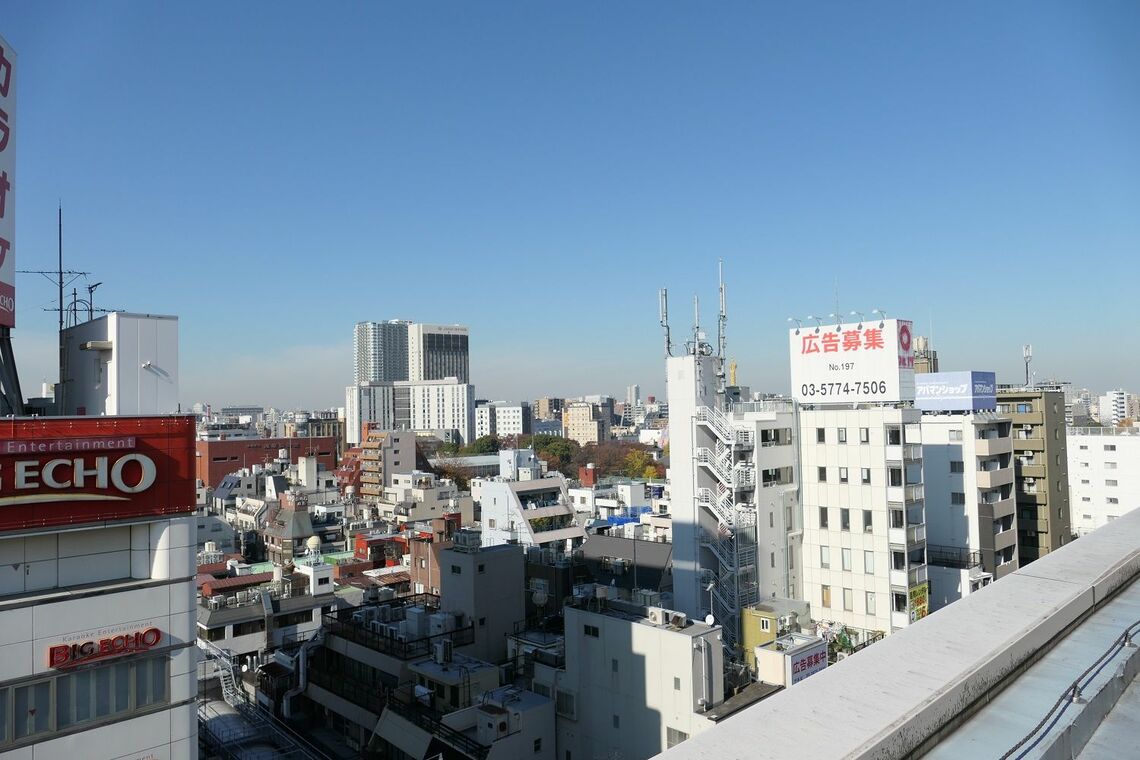 西側は浅草寺の境内がわずかに見える（記者撮影）