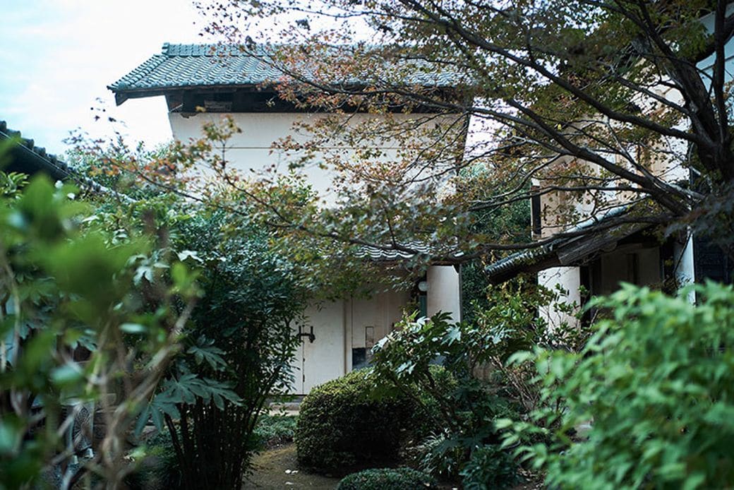 敷地内の2つの蔵も登録有形文化財で、大きいほうは物置に、小さいほうを趣味の離れとして利用している（写真撮影／相馬ミナ）