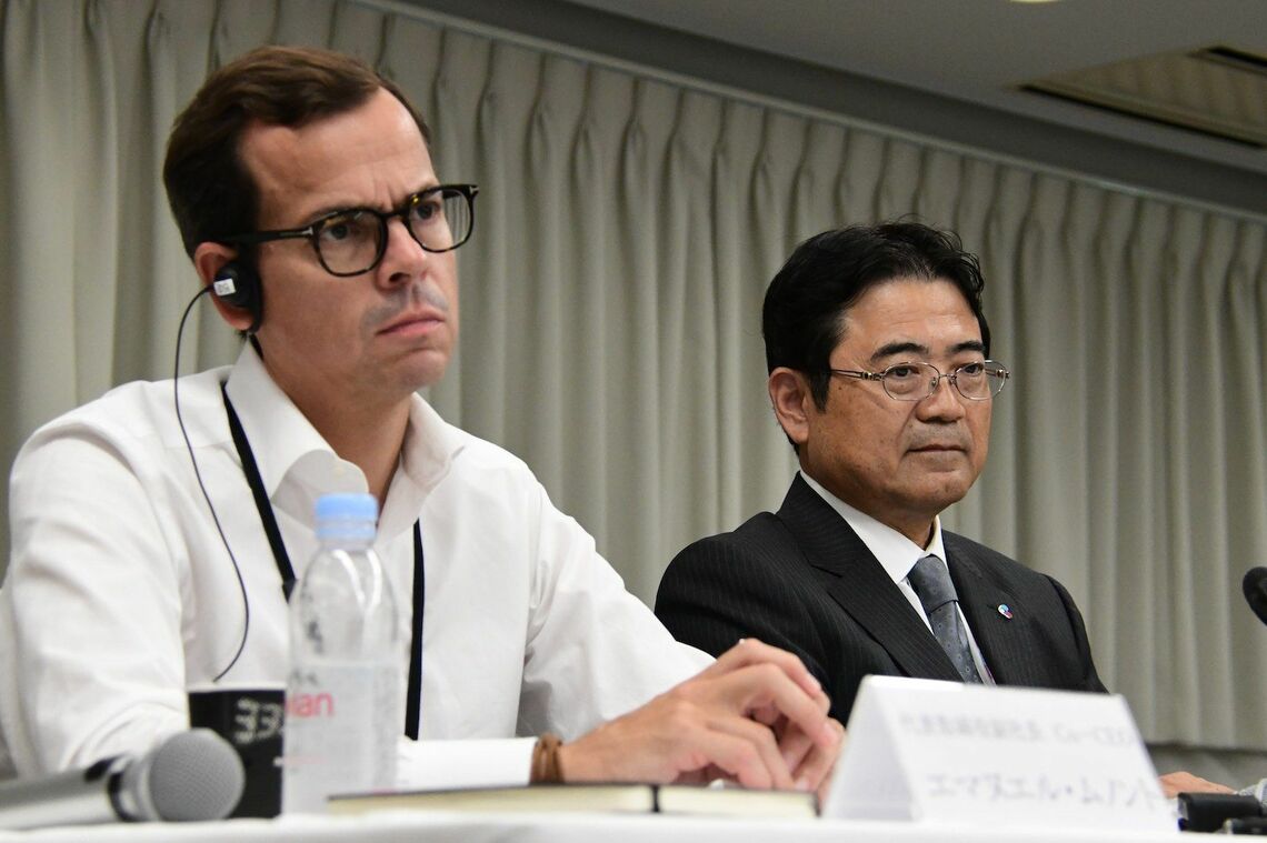 会見で記者の質問に耳を傾ける関西エアポートのムノント共同CEO（左）と山谷CEO（写真：traicy後藤卓也氏）