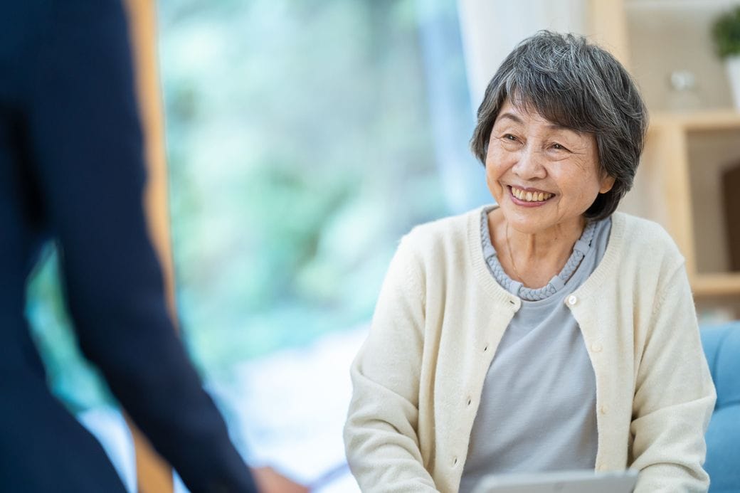 効率が重視される世の中でも、入居者一人ひとりと顔を見てつながっていくことも大事ではないか、と金子さんは言う＊写真はイメージです（写真：KY／PIXTA）