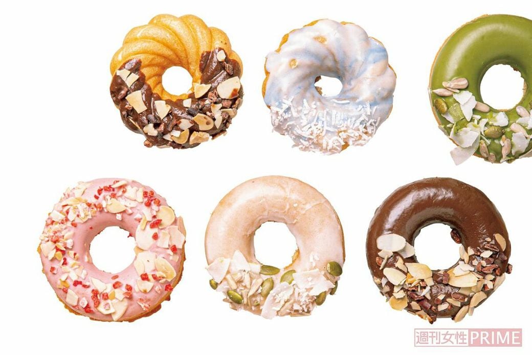 「NAYAMACHIDONUTS 君に、あげる」米粉や玄米粉を使ったグルテンフリードーナツ専門店。トッピングにはスーパーフードも。小麦を使わないグルテンフリードーナツや牛乳、バター、卵などを食べないビーガン向けドーナツが続々登場。お店のひとつの商品としての展開はもちろん、専門店も増えている。「環境や健康に関心がある人が増え、“身体に良いものを”という視点でドーナツを選ぶ人も多くなりました」（写真：週刊女性PRIME）