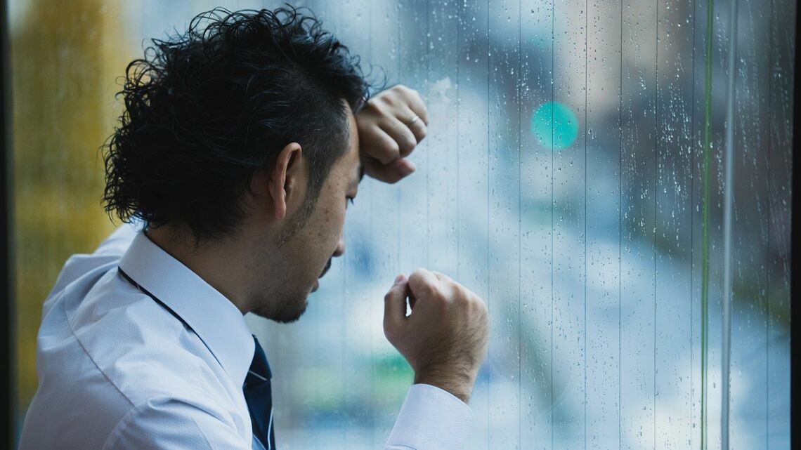 なぜ他人が気になってしまうのでしょうか（写真：Ushico / PIXTA）