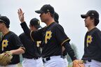 チームメイトとハイタッチする桑田監督