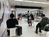 鼻の粘膜でのPCR検査を実施していた際の成田空港での光景（昨年6月、筆者関係者撮影）