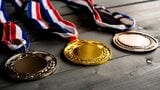 机に並んだ銅メダル、金メダル、銀メダル