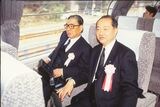 「あさぎり」に試乗するJR東海の須田寛社長（当時・右）と、元国鉄総裁の仁杉巌氏（筆者撮影）