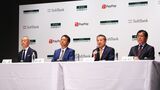 三井住友カードとPayPayが電撃的な業務提携を発表した。写真は5月15日の記者会見。左からPayPay中山一郎社長、ソフトバンク宮川潤一社長、三井住友フィナンシャルグループ中島達社長、三井住友カード大西幸彦社長（写真：今井康一）