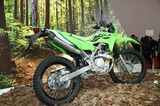 カワサキモータースの「KLX230」（筆者撮影）