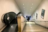 ミロード改札から上りホームへの階段（記者撮影）