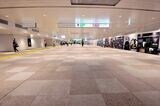 開通した新宿駅の東西自由通路。幅は25mあり広々している（撮影：梅谷秀司）