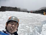 6月の富士宮口山頂直下9合5勺での雪かき（筆者撮影）