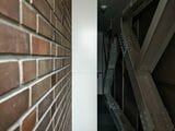 前述の煉瓦壁の内側には、耐震補強のための頑強な鉄骨が通っている（筆者撮影）