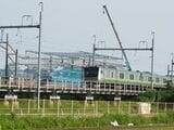 古利根川橋梁付近の仮線を走る下り列車