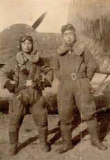 左は父の琢郎、右は仲の良かった戦友、松海孝雄。この後、2人の運命は大きく変わってしまう（『生きのこる 陸軍特攻飛行隊のリアル』より）