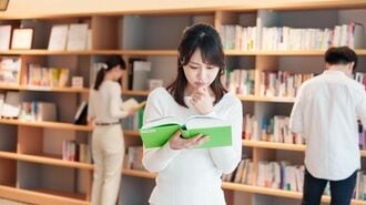 書店で本を探す人物